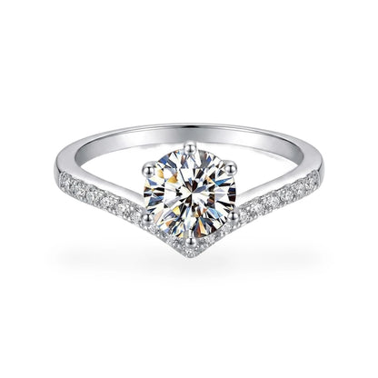 Vetta chevron ring in 925 sterling silver with six-prong round moissanite